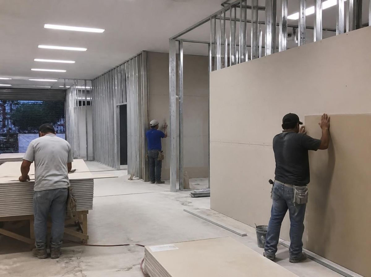 Divisiones en drywall dentro de un local comercial
