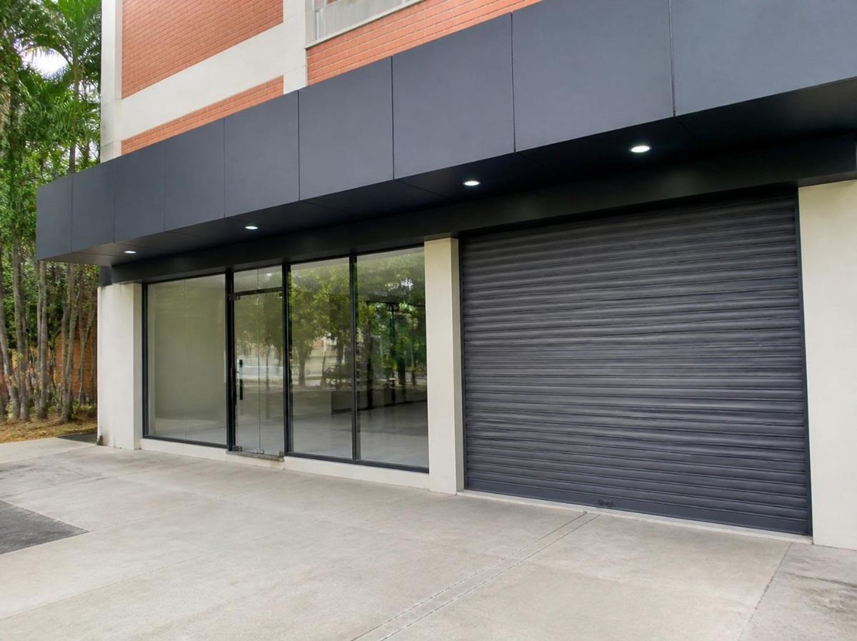 Fachada de local comercial renovada