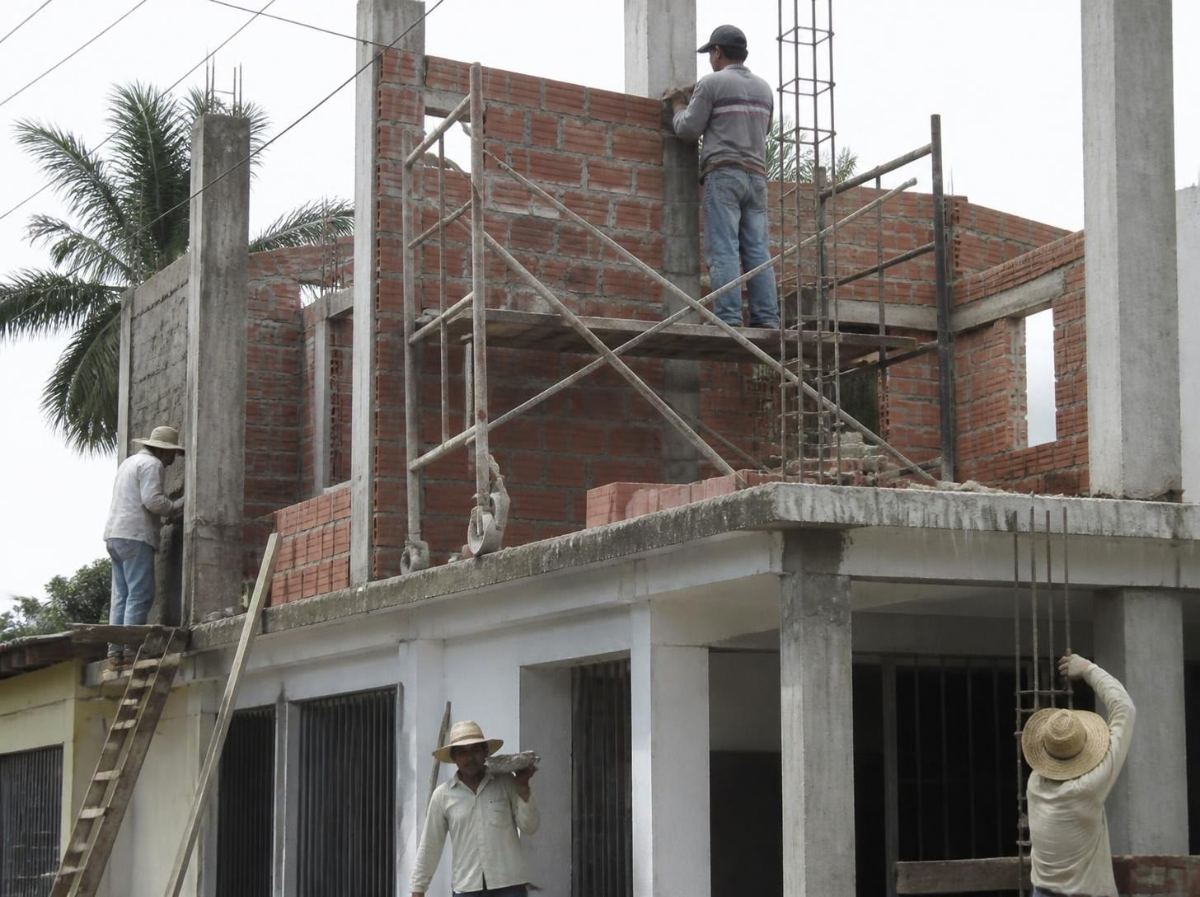 Construcción de segundo piso con columnas de concreto